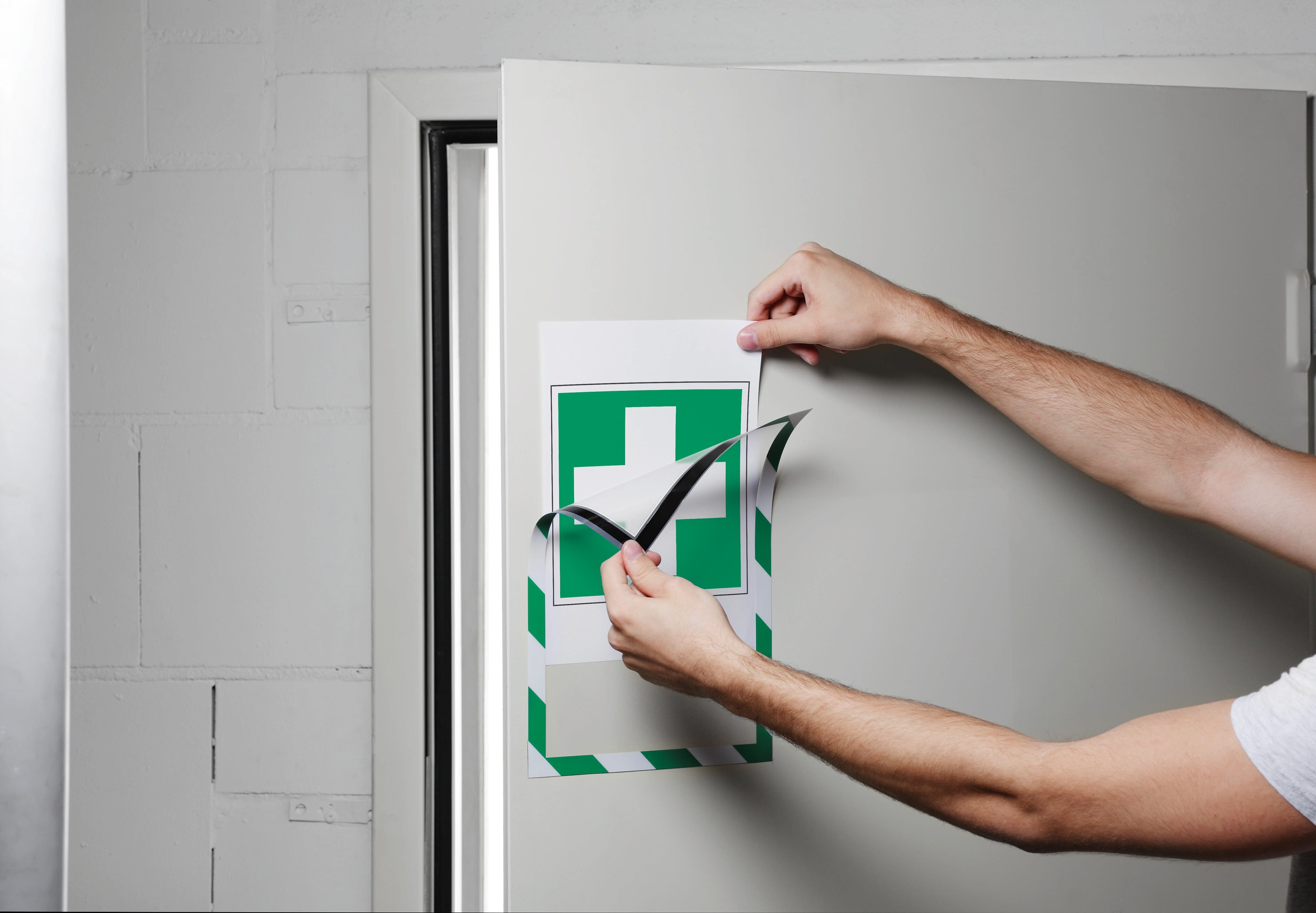 Magnetické držáky "Security" pro dokumenaci, zelená, bílá, IMG_178426